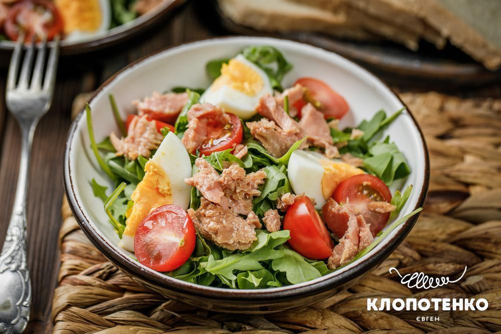 Салат з тунцем, руколою та помідорами чері