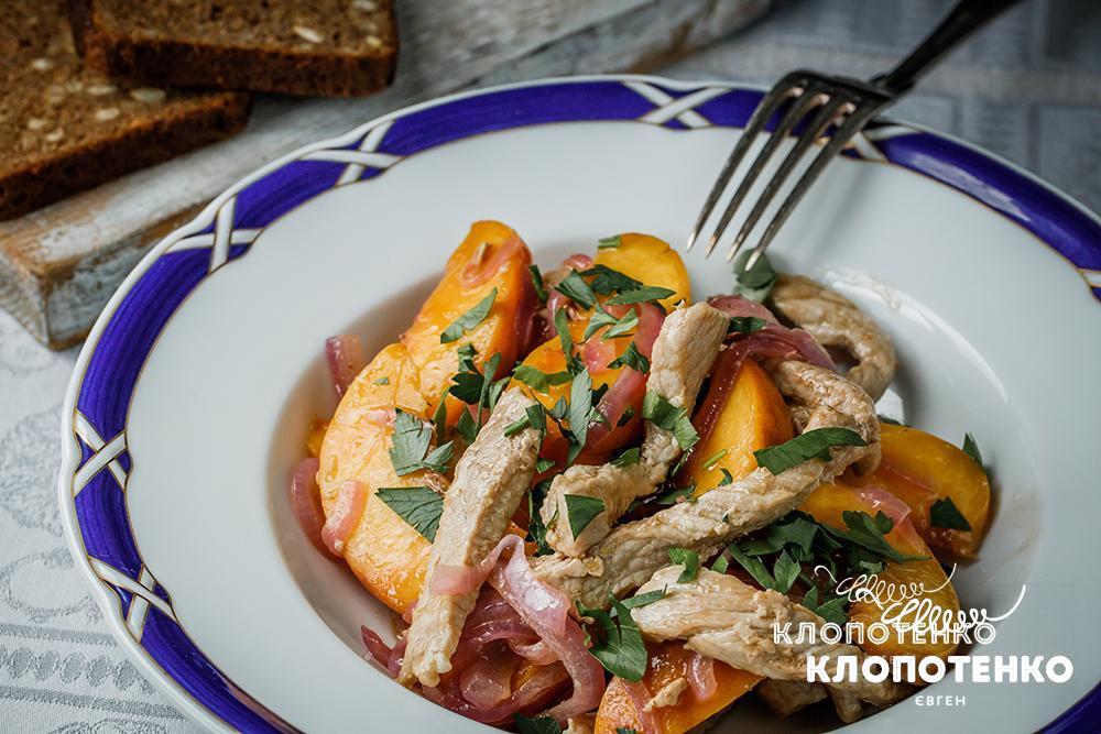 М'ясний салат зі свининою і персиками