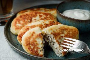 Зрази з м'ясом на тарілці