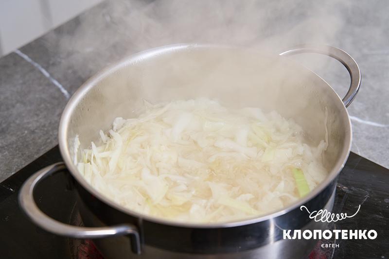 Капусту відварюють у воді