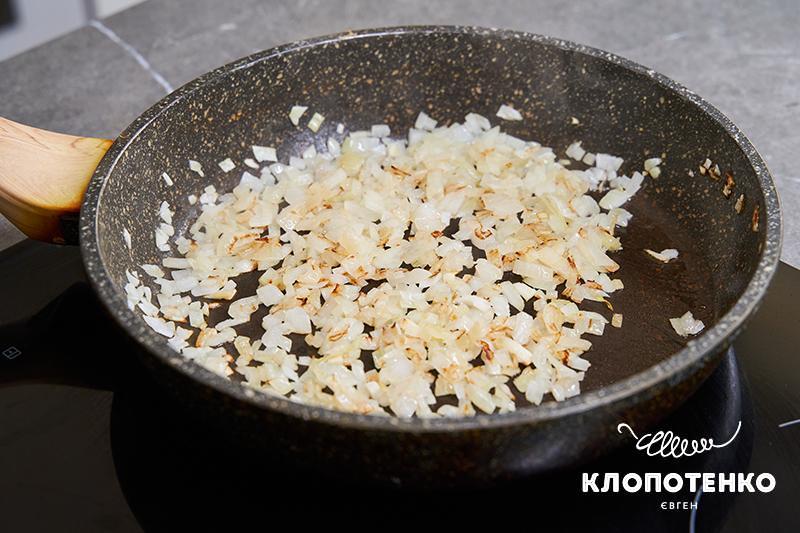 Нарізану кубиками цибулю смажать на сковорідці