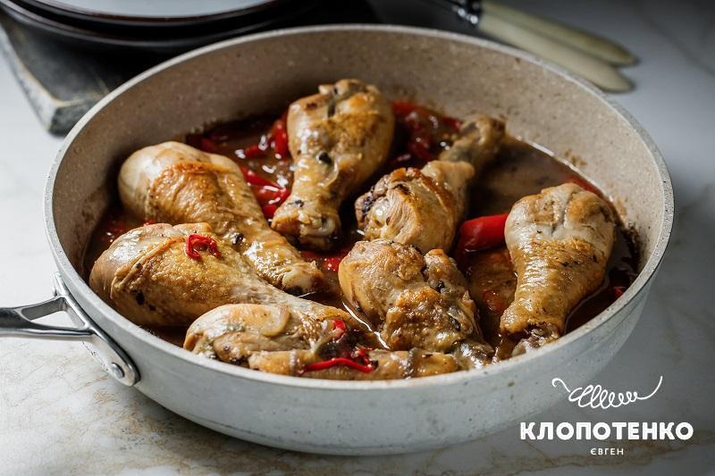 Курячі гомілки з овочами