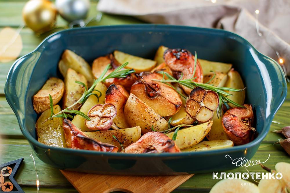 Айва, запечена з картоплею і часником