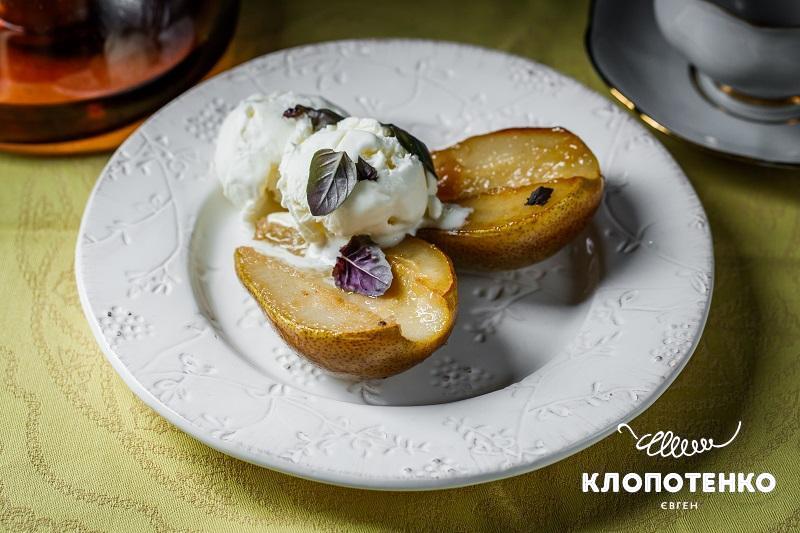 Карамелізована груша з морозивом