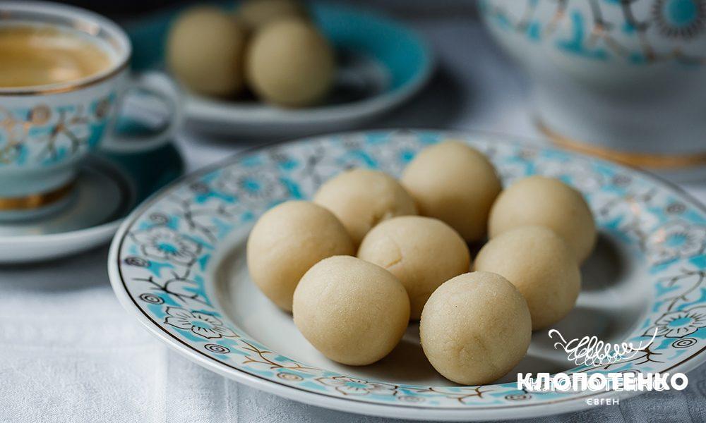 Марципани у формі кульок лежать на тарілці