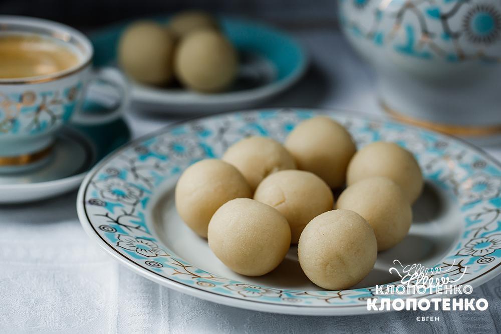 Марципани у формі кульок лежать на тарілці