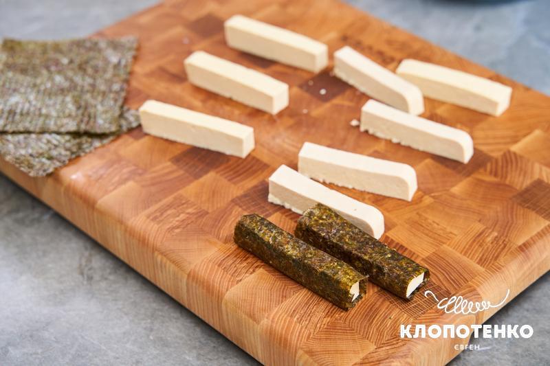 Тофу, нарізаний брусочками