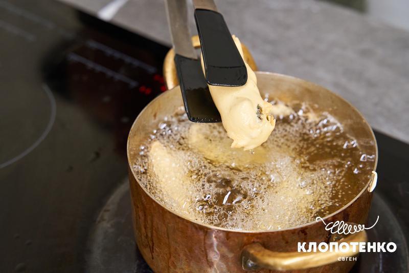 Шматочки тофу в клярі смажать у фритюрі