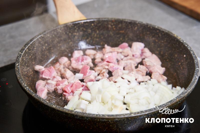 Цибуля і м'ясо смажиться на сковорідці