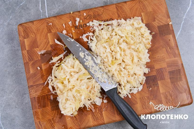 Відварену капусту ріжуть на дрібні часточки