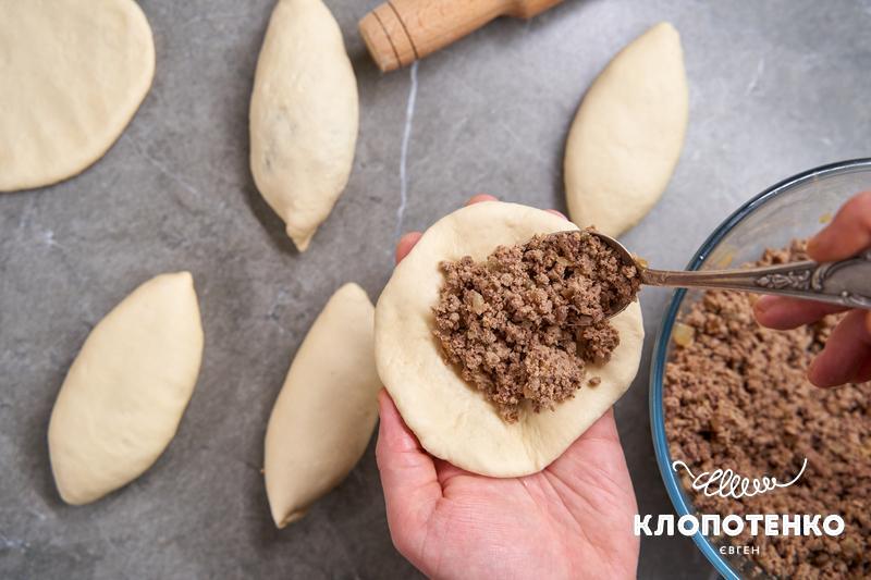 Ліплять пиріжки