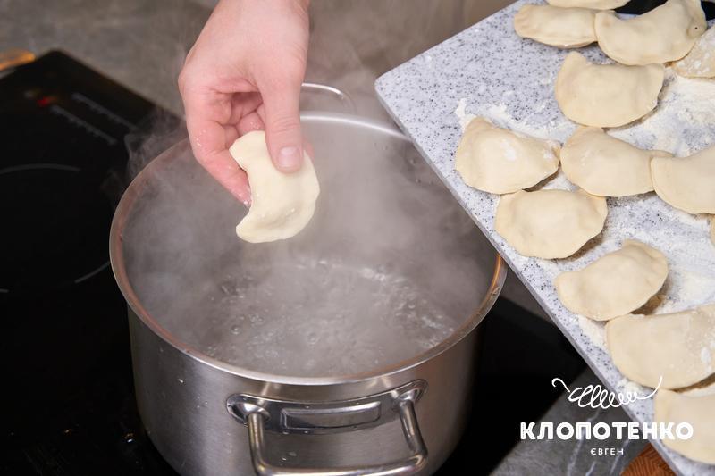 вареники з картоплею варяться