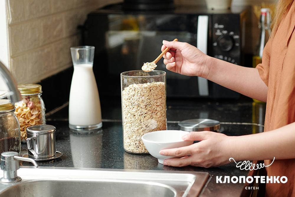 Жінка готує пластівці швидкого приготування