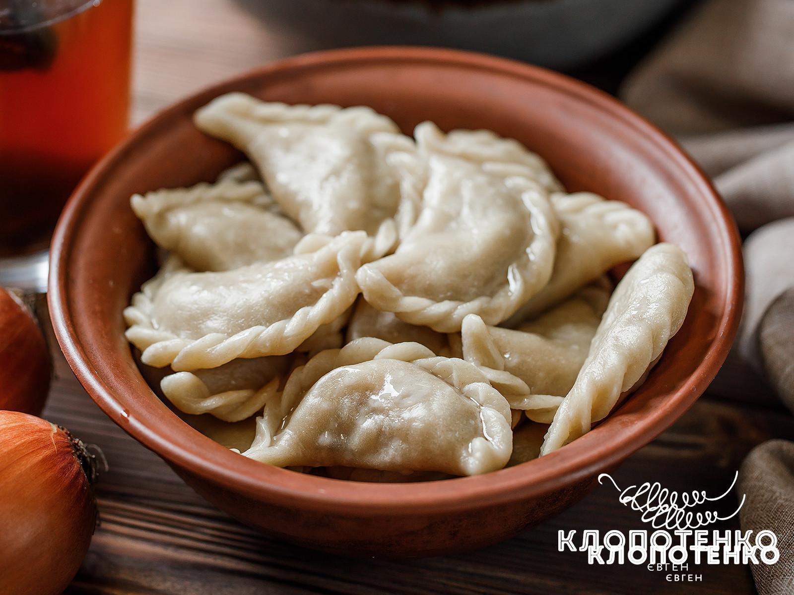 Відварені вареники у глиняній мисці
