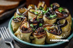 рулетики з баклажан з чорносливом і горіхами