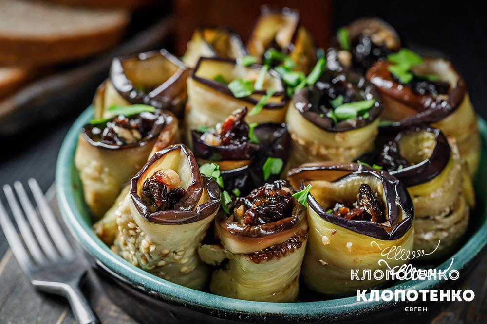 рулетики з баклажан з чорносливом і горіхами
