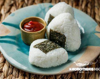 рисові онігірі з тунцем