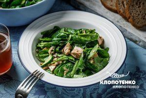 Салат зі шпинату і тунця на тарілці