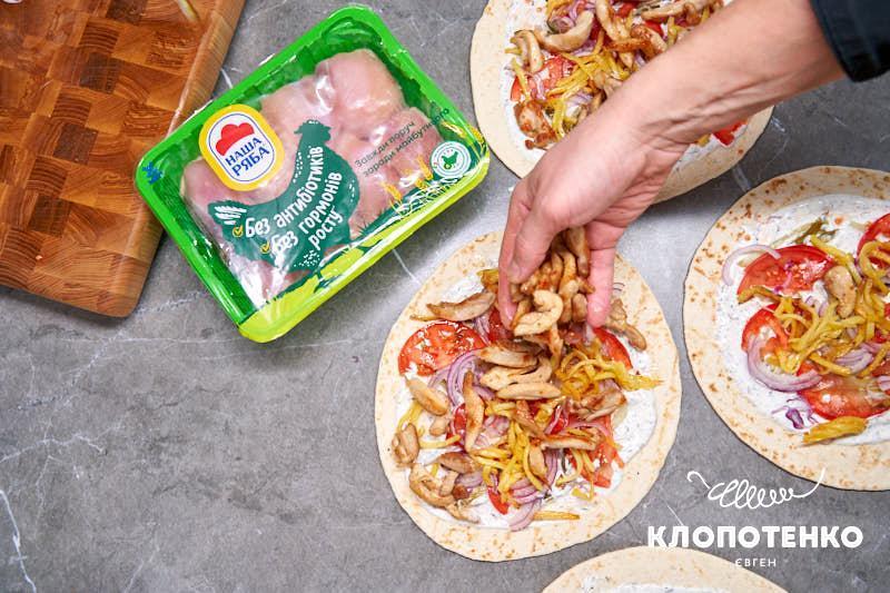 Змастіть піти соусом і викладайте начинку