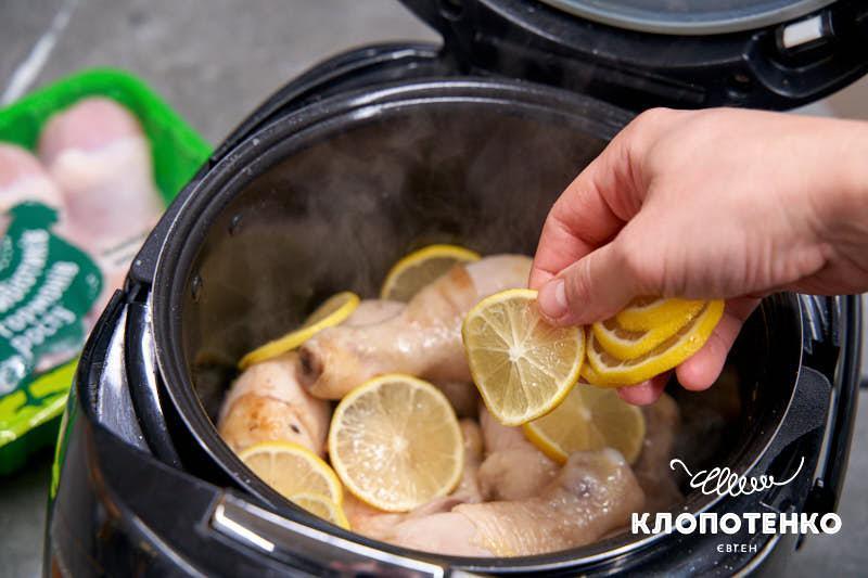 До обсмаженої курки закладають лимон
