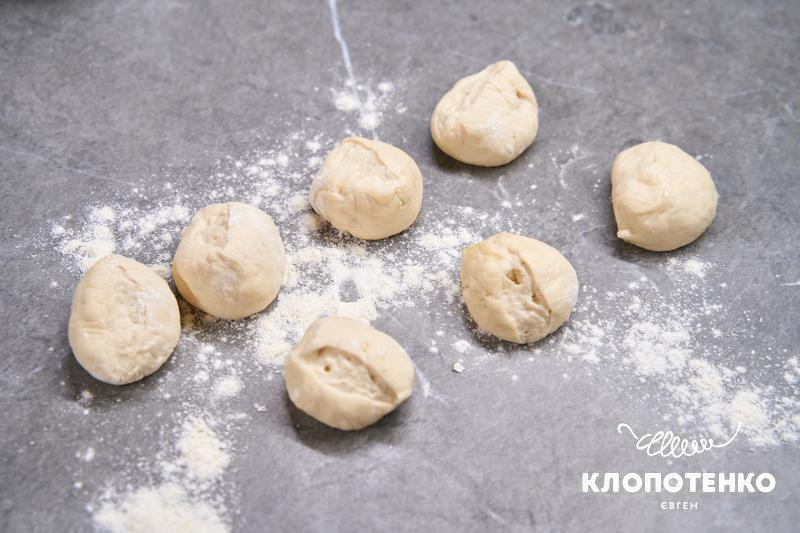 з тіста формуються кульки