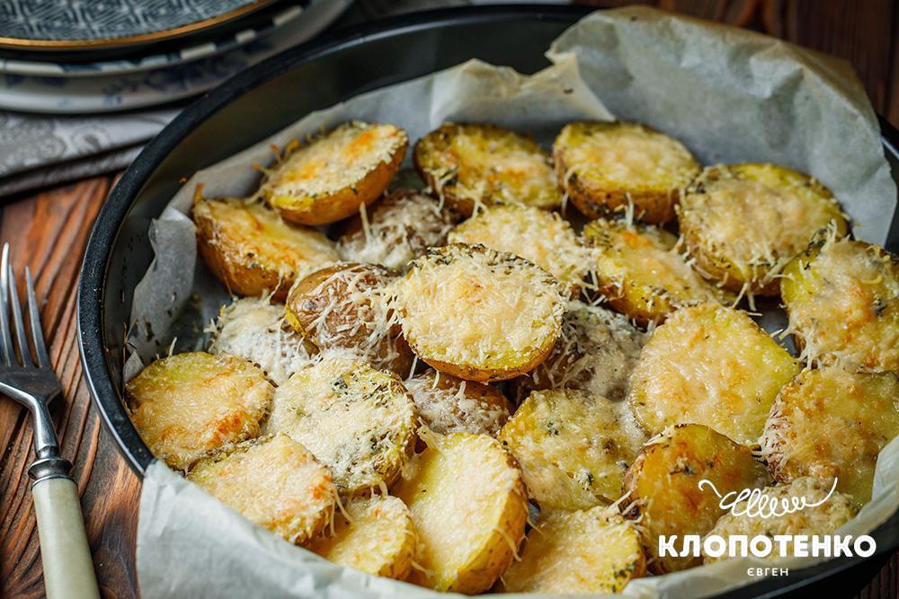 Картопля в духовці з травами
