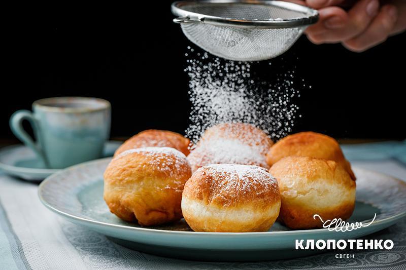 сластьони посипають цукровою пудрою