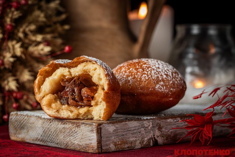 Пампухи з трояндовим варенням