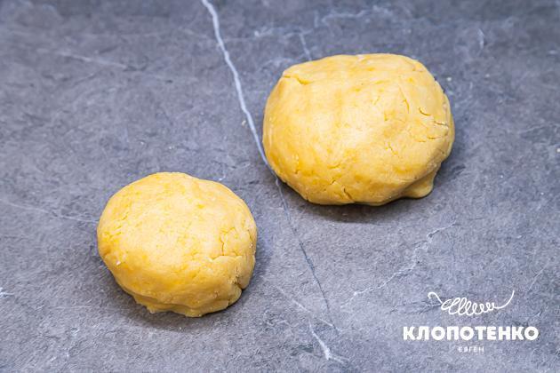 тісто поділили на частини