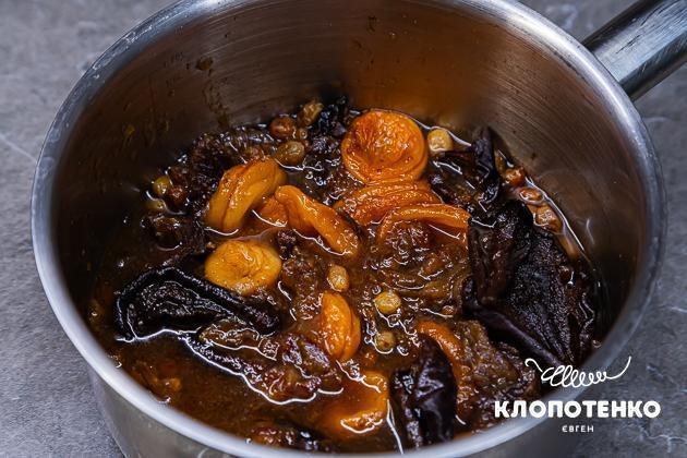 Сухофрукти у сотейнику