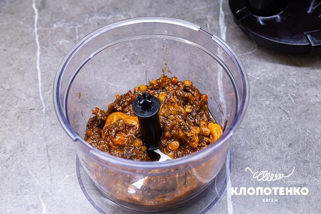 сухофрукти перебиваються у бленедрі