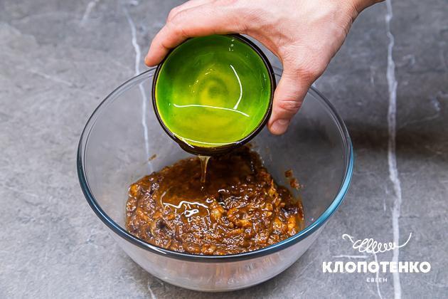 сухофрукти змішуються з медом