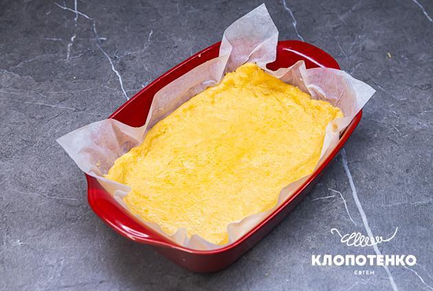 тісто розмістили у формі