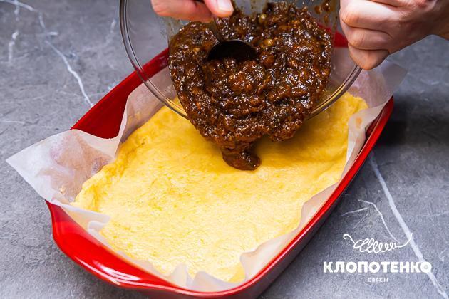 у пиріг закладається начинка