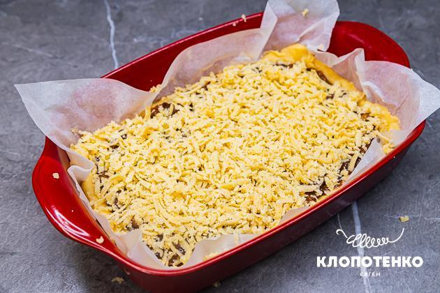 Пиріг прикрасили верхнім шаром тіста