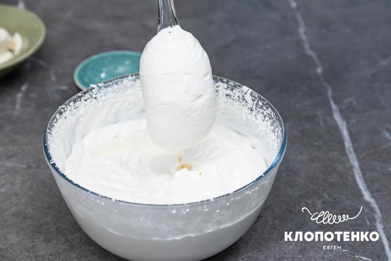 Вершки збиваються міксером