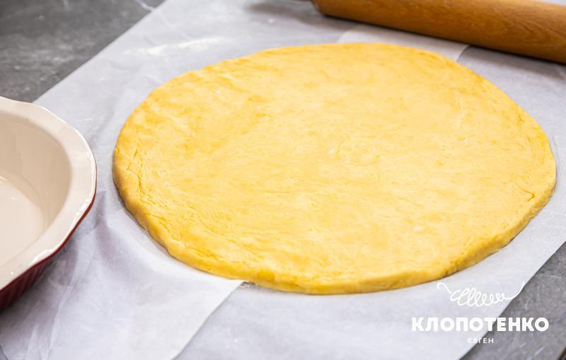тісто розкачується у пласт