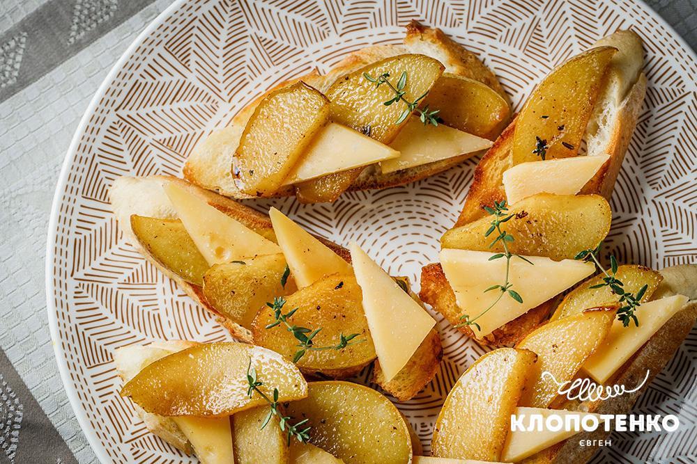 Святкова закуска з грушею