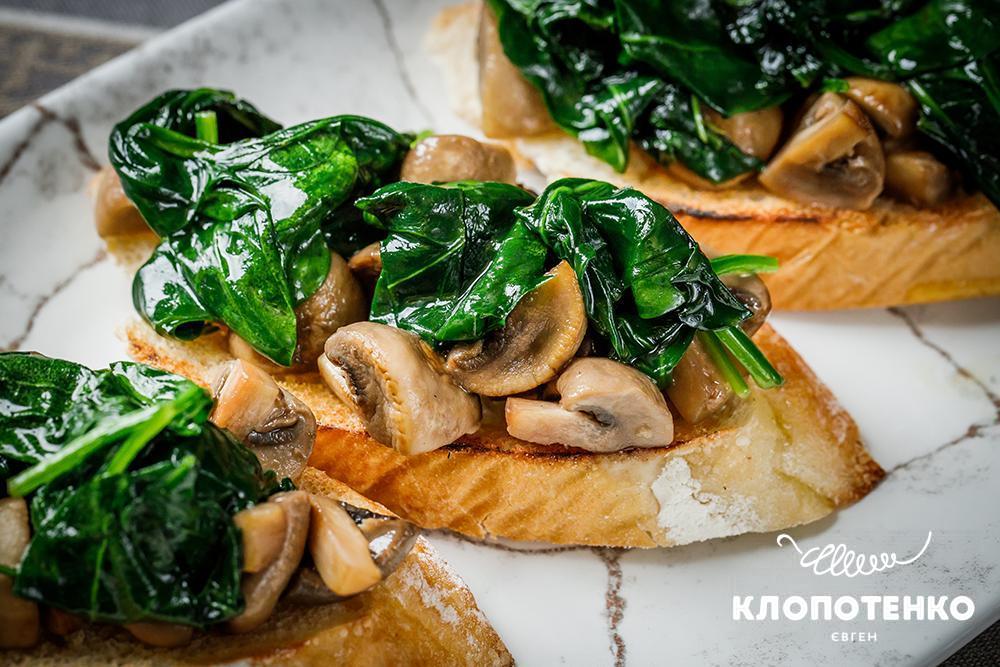 бутерброди з грибами та шпинатом