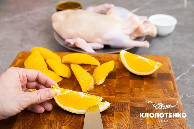 Очистьте апельсини та нафаршируйте курку