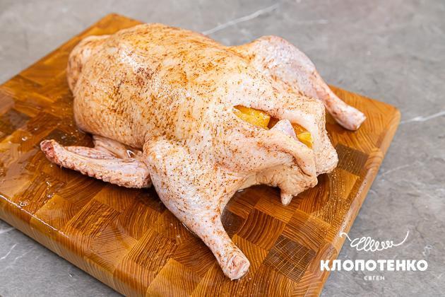 Натріть качку корицею
