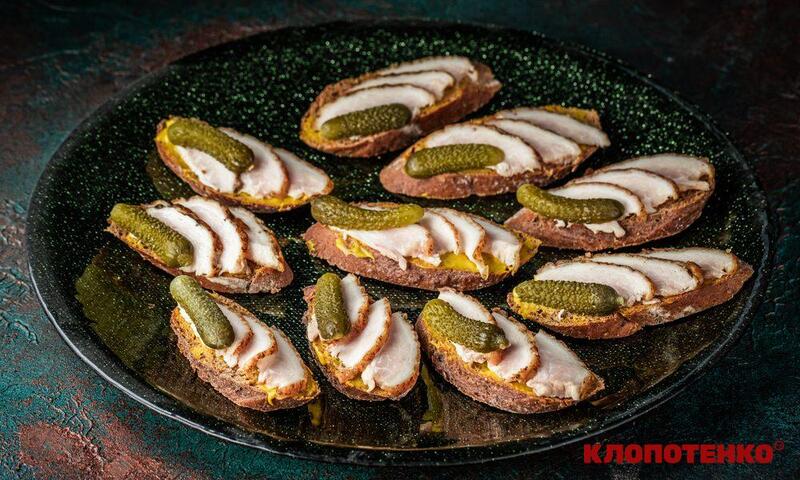 Канапки з салом, гірчицею та солоним огірком