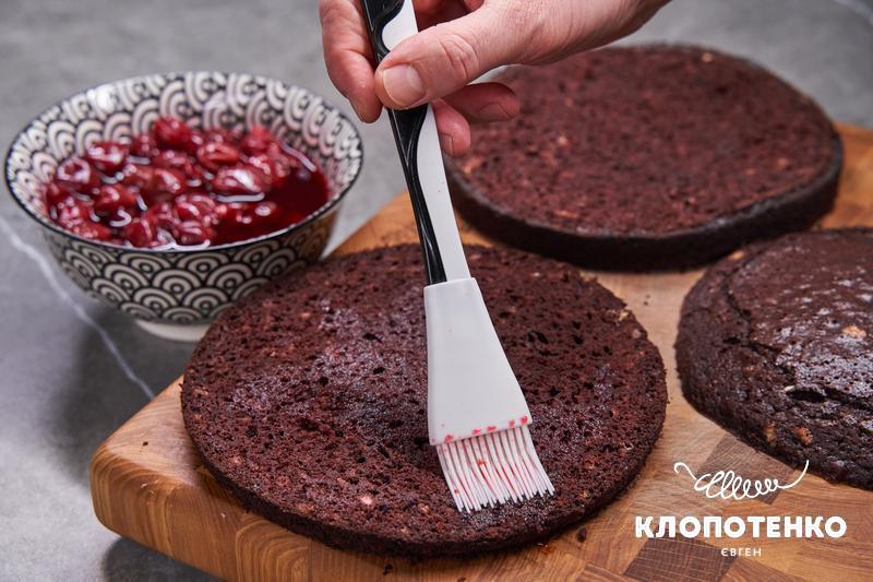 Коржі змащуються вишневим соком
