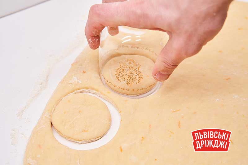 Видавлювання кружалець тіста для приготування пампух
