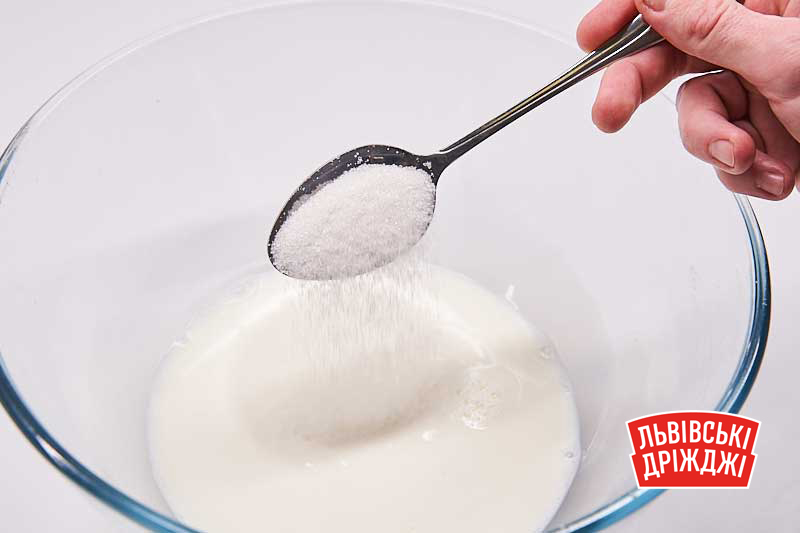 Додавання цукру в опару