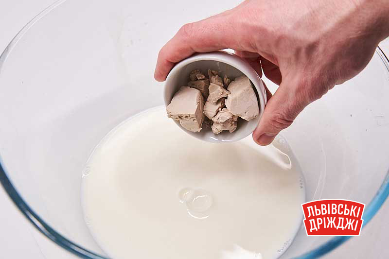 Додавання дріжджів в опару
