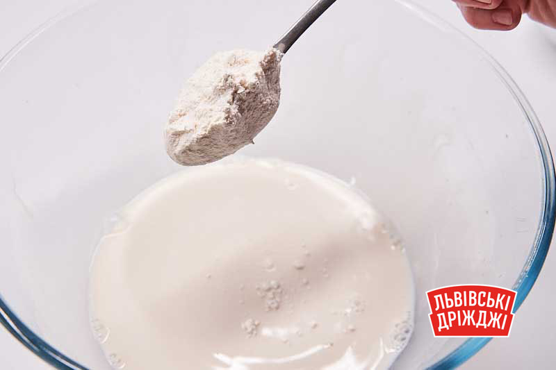 Додавання борошна в опару