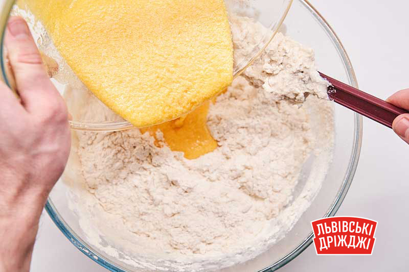 Змішування борошна та рідких інгредієнтів для тіста