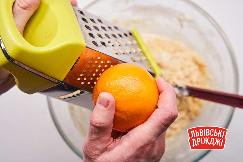 Додавання цедри в тісто на пампухи