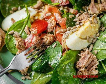 салат з тунцем і яйцями